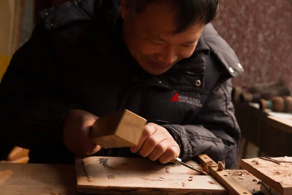 Artesano Chino Huang Xiaojian Crea Una Obra Arte Tallada Madera —  Fotos de Stock