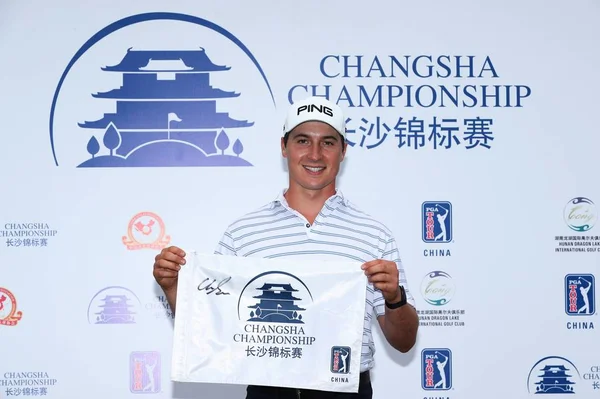 Golfista Americano Charlie Saxon Posa Para Comemorar Depois Ganhar Campeonato — Fotografia de Stock