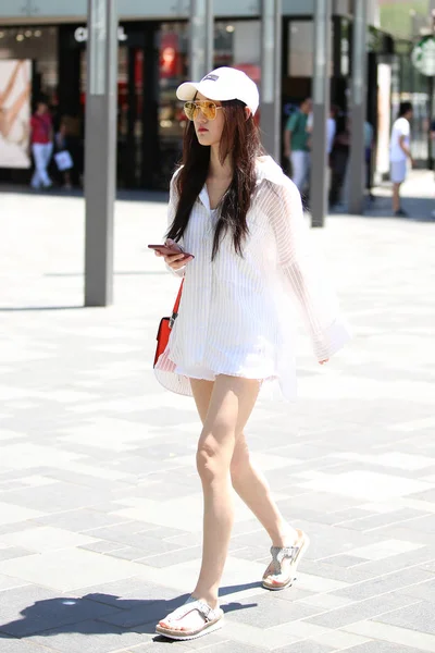 Een Trendy Jonge Chinese Vrouw Loopt Straat Onder Verzengende Zon — Stockfoto