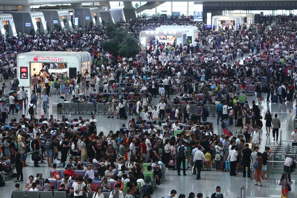 Пассажиры Ждут Восточном Вокзале Ханчжоу Поезда Отложены Отменены Тайфуна Чжундари — стоковое фото