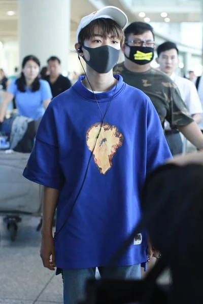 Karry Wang Wang Junkai Groupe Garçons Chinois Tfboys Arrive Aéroport — Photo