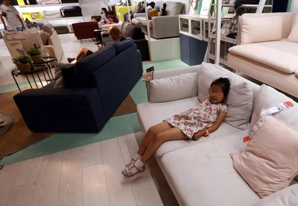 Kínai Vásárlók Akik Szökését Hőhullám Többi Kanapék Egy Légkondicionált Ikea — Stock Fotó