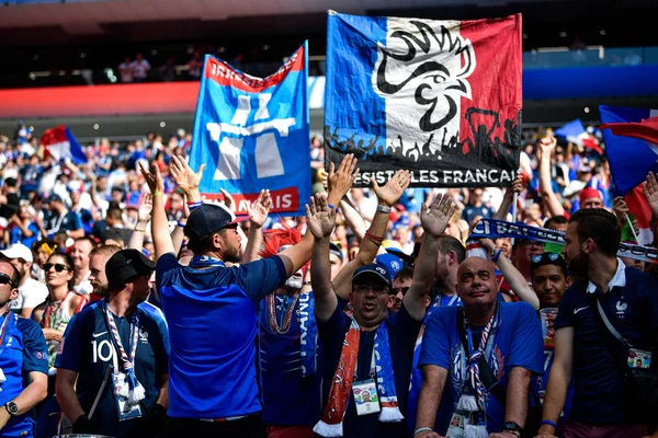 Francuski Fanów Fala Flagi Aby Pokazać Swoje Poparcie Dla Francji — Zdjęcie stockowe