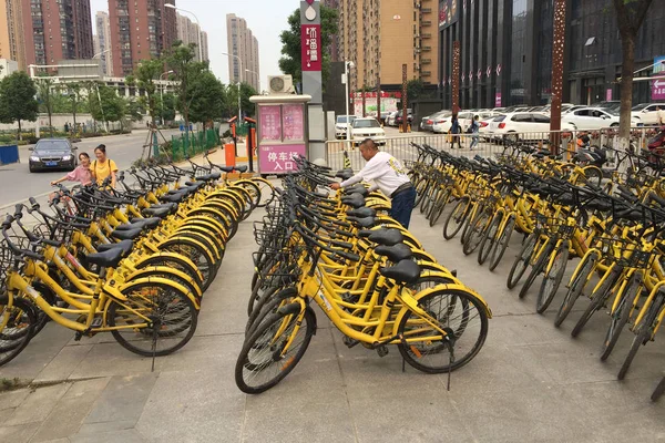 Ein Chinesischer Arbeiter Stellt Fahrräder Des Chinesischen Fahrradverleihdienstes Ofo Der — Stockfoto