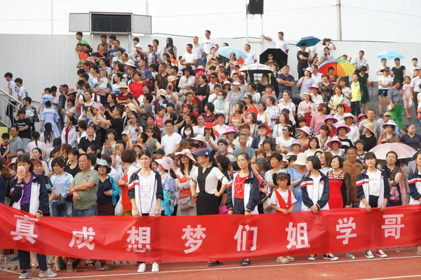 Genitori Cinesi Partecipano Raduno Massa Prossimo Esame Annuale Ammissione College — Foto Stock