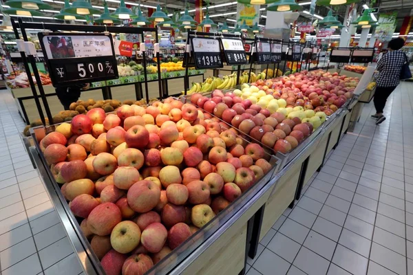 Clientes Compram Frutas Supermercado Cidade Nanjing Província Jiangsu Leste China — Fotografia de Stock