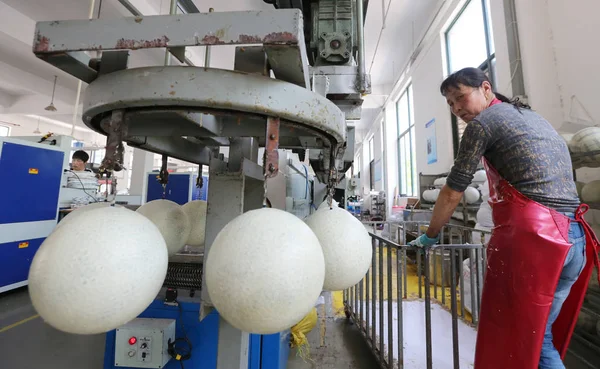 Китайские Рабочие Производят Футбольные Мячи Чемпионату Мира Футболу 2018 Года — стоковое фото