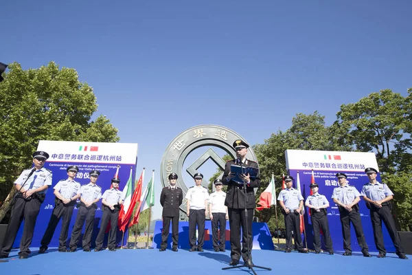 Italian Police Officer Speaks Ceremony Mark Start Joint Patrols Chinese — Stock Photo, Image