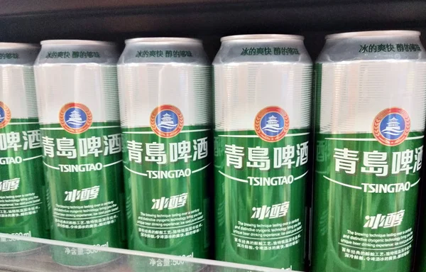 2018年5月18日 中国東部江蘇省南京市のスーパーマーケットで販売されている青島ビールのティンタオビール — ストック写真