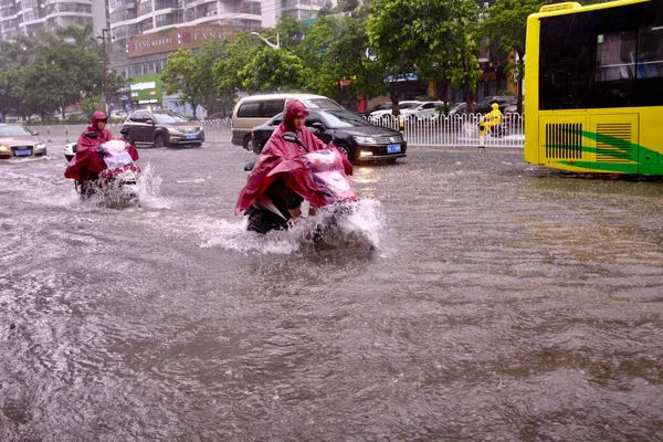 Ποδηλάτες Οδηγούν Πλημμυρισμένο Δρόμο Μετά Από Έντονο Άνεμο Και Έντονη — Φωτογραφία Αρχείου