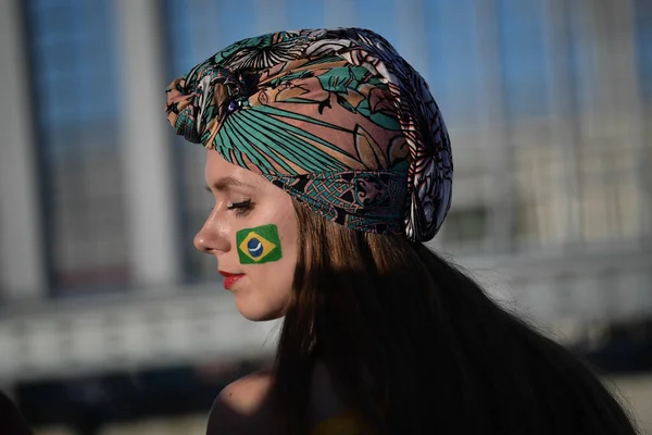 Фанат Показывает Бразильский Национальный Флаг Нарисованный Лице Перед Матчем Группы — стоковое фото