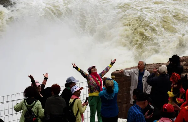 Touristen Besuchen Den Hukou Wasserfall Entlang Des Gelben Flusses Kreis — Stockfoto