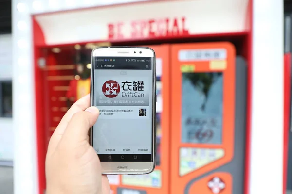 Customer Reaches Online Shopping Site His Smartphone Scanning Code Self — Stock Photo, Image