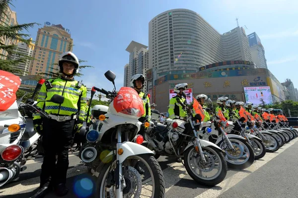 Funcionarios Policía Tránsito Auxiliares Chinos Posan Con Motocicletas Durante Evento — Foto de Stock