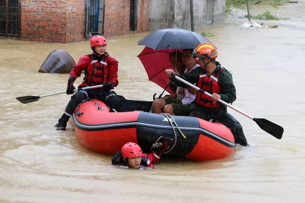 Chinese Reddertjes Evacueren Omwonenden Hoge Water Zware Regenbui Veroorzaakt Door — Stockfoto