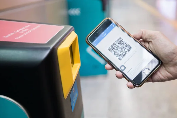 Passenger Puts Her Smartphone Turnstile Have Code Mobile App Scanned — Stock Photo, Image