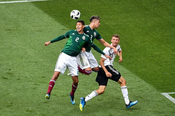 Hugo Ayala Mexique Gauche Défie Thomas Muller Mueller Allemagne Dans — Photo