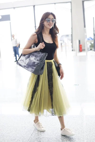 Ταϊβάν Μοντέλο Και Ηθοποιός Chi Lin Ling Φτάνει Στο Shanghai — Φωτογραφία Αρχείου