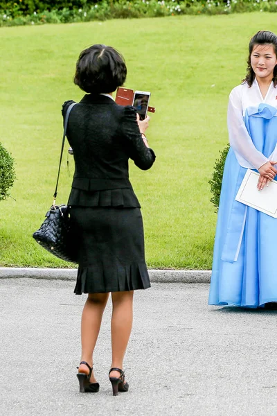 Una Mujer Norcoreana Usa Teléfono Inteligente Para Tomar Una Foto — Foto de Stock