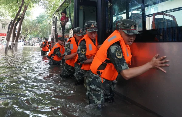 Soldados Chinos Empujan Autobús Aguas Inundación Causado Por Tifón Ampil — Foto de Stock