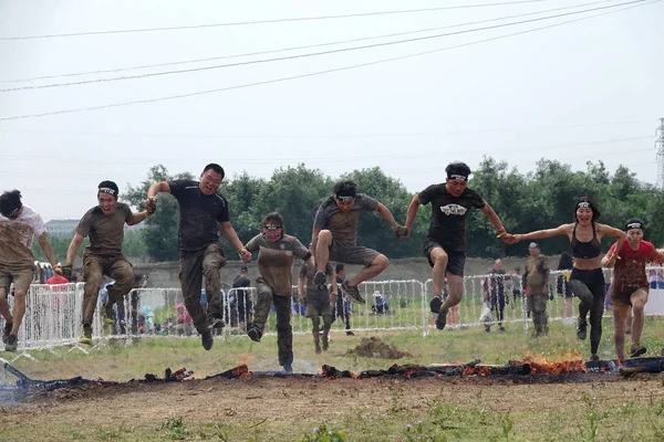 Účastníci Soutěží Roce 2018 Infiniti Spartan Race Překážkovou Dráhu Pekingu — Stock fotografie