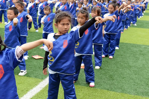 Los Niños Chinos Realizan Kungfu Con Maestro Intento Establecer Nuevo —  Fotos de Stock