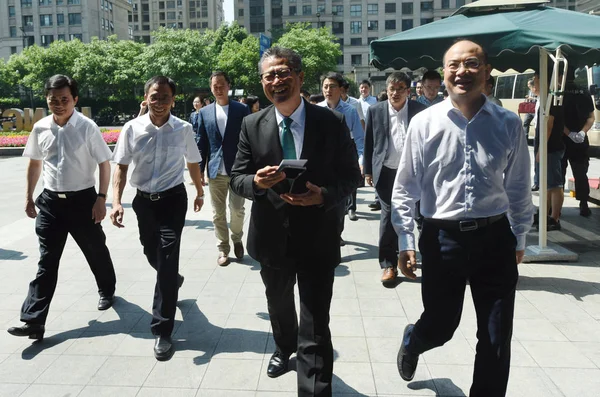 Paul Chan Secretario Financiero Hong Kong Visita Proveedor Servicios Médicos — Foto de Stock