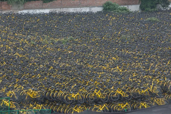 2018年6月4日 中国东部浙江省杭州市的一个空地上 堆积如山的中国自行车共享服务自行车 — 图库照片