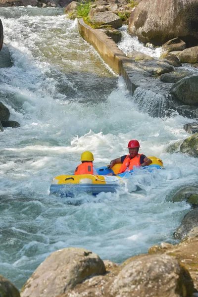 Turisti Seduti Gommoni Divertono Fare Rafting Sunhuangshan Scenic Spot Una — Foto Stock