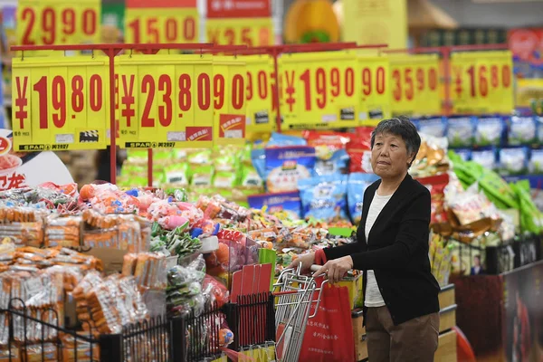 Clienti Acquistano Supermercato Nella Città Taiyuan Nella Provincia Dello Shanxi — Foto Stock