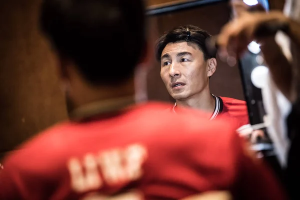 Exclusive Pemain Sepak Bola Cina Weifeng Bersiap Untuk Sesi Syuting — Stok Foto