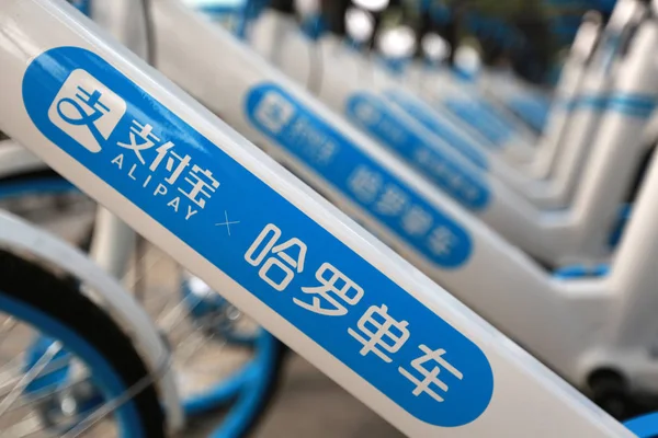 2017年12月28日 中国自行车共享服务 Heliobike 的自行车在中国中部湖北省向阳市的一条街道上排起了长队 — 图库照片