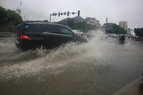 Автомобиль Едет Затопленной Дороге Сильный Ливень Вызванный Тайфуном Сон Тинь — стоковое фото