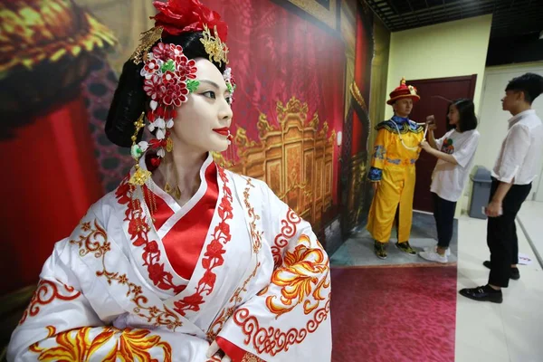 Восковая Фигура Китайской Актрисы Фань Бинбин Одетой Традиционные Костюмы Выставлена — стоковое фото