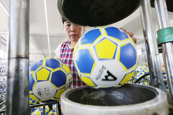Trabajadores Chinos Fabrican Balones Fútbol Para Copa Mundial Fifa 2018 — Foto de Stock