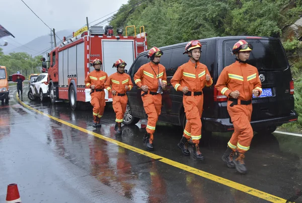 中国の救助隊は Miyun 中国の豪雨による地滑りによって 道路が封鎖された後 泥と石を片付け 7月16日2018 — ストック写真