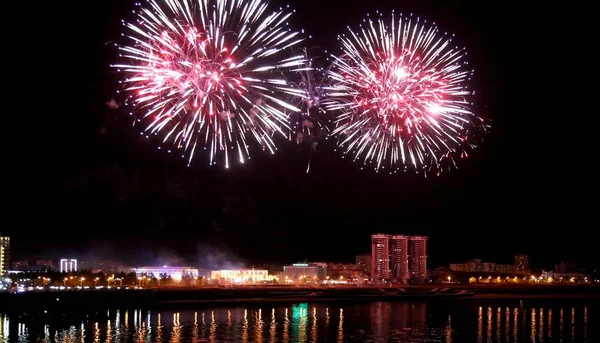 Los Fuegos Artificiales Iluminan Cielo Nocturno Sobre Blagoveshchensk Rusia Para — Foto de Stock