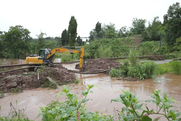 Excavator Clears Away Mud Flooded Road Caused Heavy Rain Huangni — Stock Photo, Image