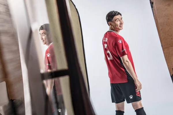 Exclusive Portrait Chinese Pensiunan Pemain Sepak Bola Weifeng 2018 Super — Stok Foto