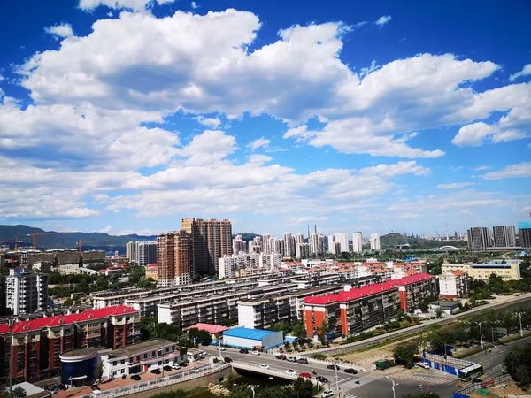 北京市の青空の下の高層住宅の風景 月2018 — ストック写真