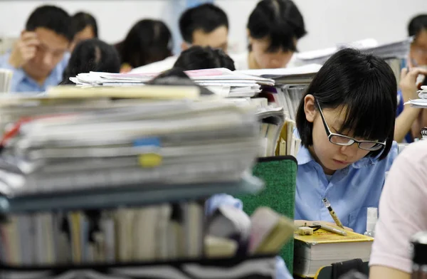 Молоді Китайські Студенти Готуються Майбутньої 2018 Національний Коледж Вступні Іспити — стокове фото