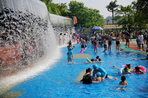 Les Vacanciers Chinois Entassent Parc Aquatique Par Une Journée Brûlante — Photo