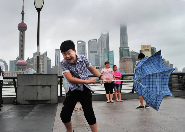 Ein Tourist Der Sich Mit Einem Regenschirm Abschirmt Trotzt Starkem — Stockfoto