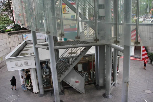 Vista Chongqing Light Rail Através Edifício Vidro Uma Área Comercial — Fotografia de Stock