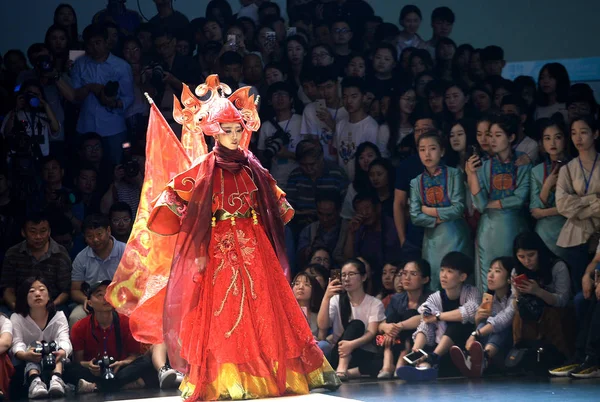 Nan 동쪽으로 중국의 2018에에서 디자인의 대학에서 소설에 패션쇼 졸업에 창조를 — 스톡 사진