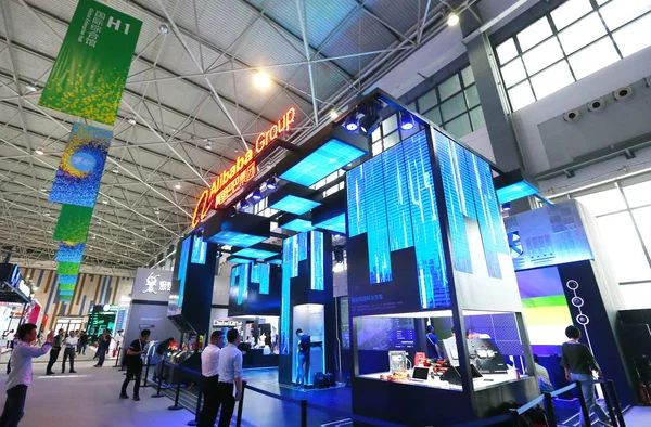 People Visit Stand Alibaba Group 2018 China International Big Data — Stock Photo, Image