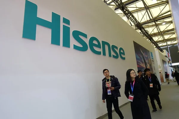 File Besökare Går Förbi Hisense Monter Utställning Shanghai Kina Mars — Stockfoto