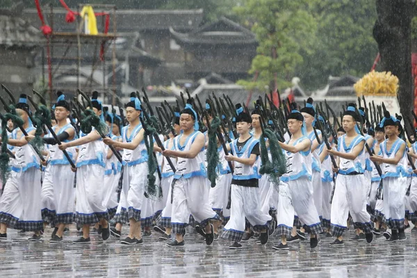 Chinesen Der Volksgruppe Der Miao Traditionellen Kostümen Treten Auf Chiyou — Stockfoto