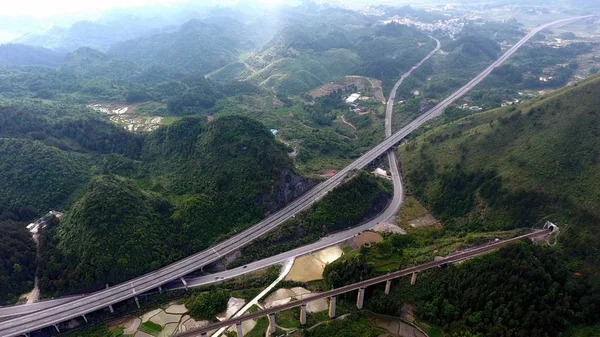 兰州茶口高速公路南丹段在中国南方广西壮族自治区河池市南丹县迷人的梯田中穿行 — 图库照片