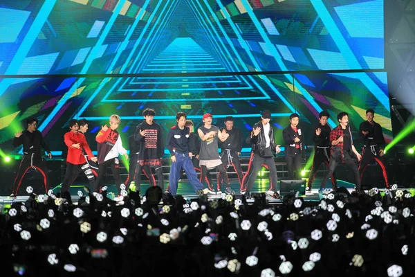 Członkowie Grupy Południowokoreańskiego Exo Wykonywać Podczas Elyxion Koncertu Hong Kongu — Zdjęcie stockowe
